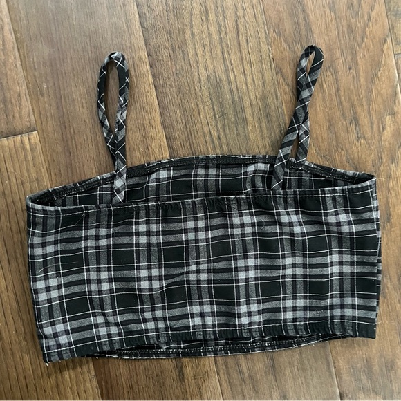 V&X Cropped Tank Top - Picture 3 of 6